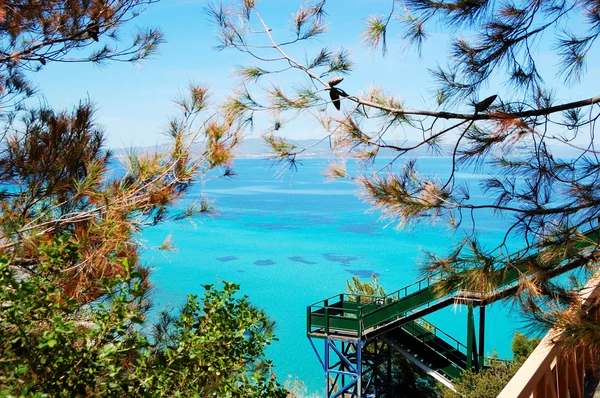 La zona de recreo con vistas al mar de hotel de lujo, Halkidiki, Grecia — Foto de Stock