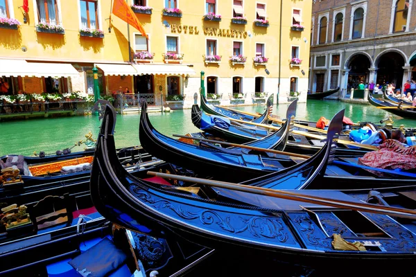 VENICE, ITALY - ИЮНЬ 16: Припаркованные гондолы на водяной чане — стоковое фото