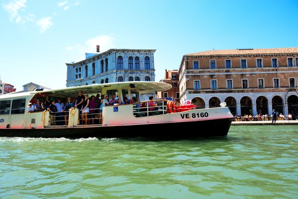 Venedig, Italien - 16 juni: ett passagerarfartyg med turister är på — Stockfoto