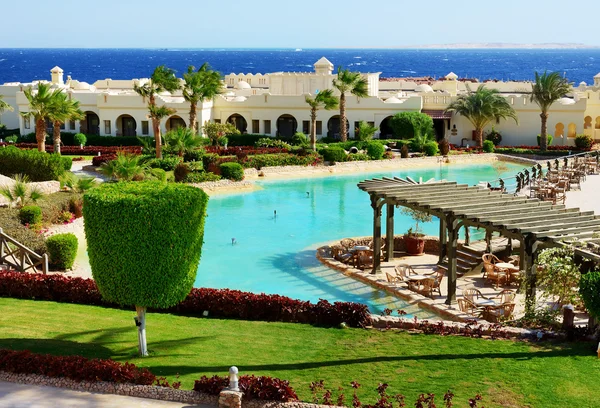 La piscina cerca del restaurante al aire libre en el hotel de lujo, Sharm —  Fotos de Stock