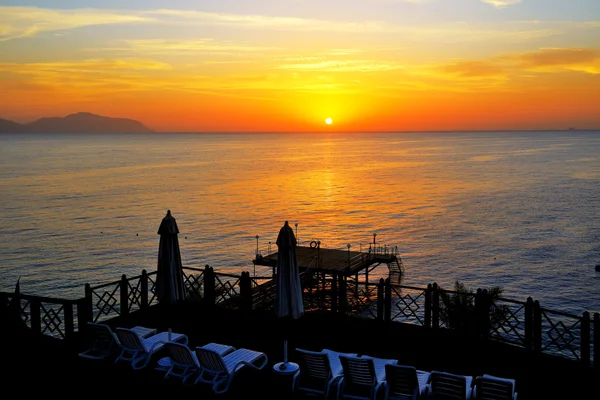 Praia no hotel de luxo durante o nascer do sol, Sharm el Sheikh, Egito — Fotografia de Stock