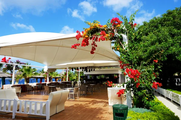 O terraço perto da praia no hotel de luxo, Bodrum, Turquia — Fotografia de Stock