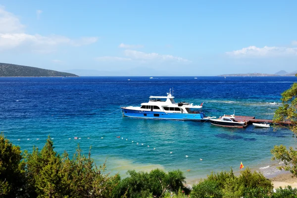 Recreation yacht at the pier on Turkish resort,  Bodrum, Turkey — Stock Photo, Image