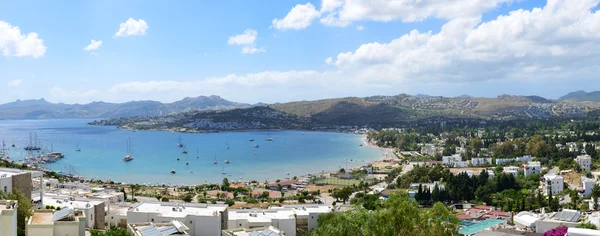 Panorama da praia com iates de recreação no resort turco , — Fotografia de Stock