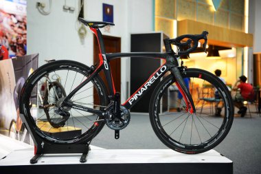 DUBAI, BAE - 18 Kasım 2017 tarihinde Dubai Motor Show 2017 Pinarello F10 Dogma spor bisikleti