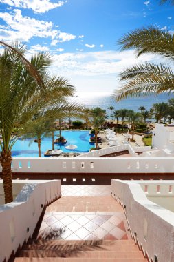 Yüzme Havuzu yakınındaki kumsalda lüks hotel, sharm el sheikh, Mısır