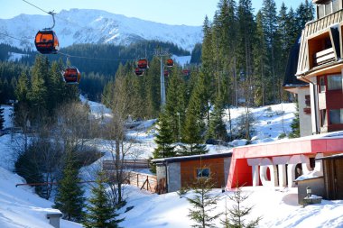 JASNA, SLOVAKIA - 22 HAZİRAN: Jasna Low Tatras 'taki Grand Wellness Otel ve Kablo. 22 Ocak 2017 tarihinde Slovakya 'nın Jasna kentinde 49 kilometrelik pistleriyle Slovakya' nın en büyük kayak merkezidir.