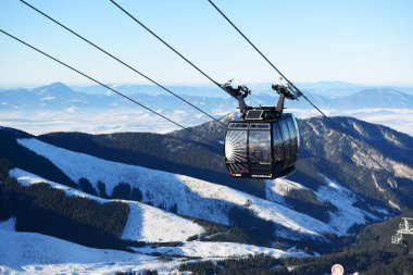 Jasna, Slovakya - 23 Ocak: Jasna düşük Tatras Chopok istasyondaki teleferik kabinleri. 23 Ocak 2017 Jasna, Slovakya pistes 49 km ile en büyük kayak merkezi Slovakya açıktır