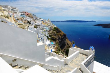 Fira, Yunanistan - 17 Mayıs: fira town ve turistler üzerinde 17 Nisan 2014 yılında fira, Yunanistan kendi tatil keyfi görünümü. kadar 16 milyon turist Yunanistan 2014 yılında ziyaret etmesi bekleniyor.