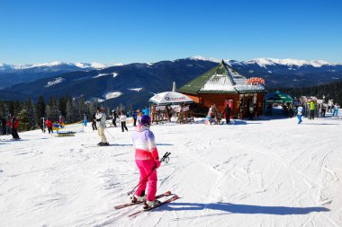Bukovel, Ukrayna - 17 Şubat: Kayakçı ve Bukovel restoranda. 17 Şubat 2015 yılında Bukovel, Ukrayna Ukrayna, en büyük kayak merkezi olduğunu