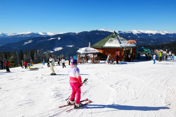 Boekovel Oekraïne Februari Skiërs Restaurant Boekovel Het Het Grootste Skigebied — Stockfoto