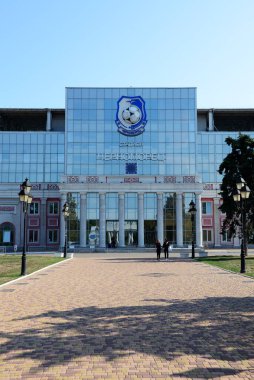 ODESA, UKRAINE - 25 Eylül 2020 'de Ukrayna' nın Odesa kentindeki Chornomorets stadyumunun binası ve girişi.