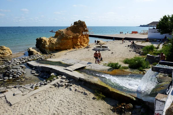 Odesa Ukraine Septembre Les Personnes Prenant Bain Soleil Sur Une — Photo