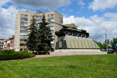 BILA TSERKVA, UKRAINE - 15 Mayıs: İkinci Dünya Savaşı 'nda Bila Tserkva kasabasının Alman işgalcilerinden kurtarılmasına adanmış Sovyet T-34 tank savaş anıtı manzarası, 15 Mayıs 2022 tarihinde Bila Tserkva, Ukrayna' da. Kasaba yetkililerine göre bu şekilde inecek.