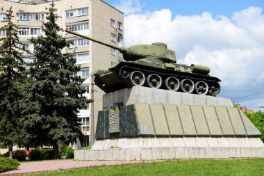 BILA TSERKVA, UKRAINE - 15 Mayıs: İkinci Dünya Savaşı 'nda Bila Tserkva kasabasının Alman işgalcilerinden kurtarılmasına adanmış Sovyet T-34 tank savaş anıtı manzarası, 15 Mayıs 2022 tarihinde Bila Tserkva, Ukrayna' da. Kasaba yetkililerine göre bu şekilde inecek.