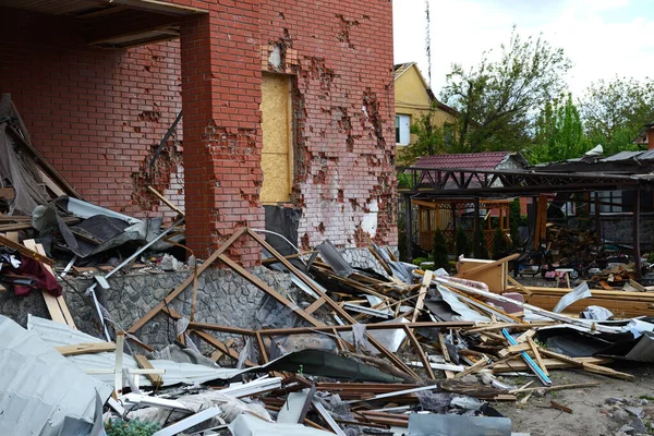 BILA TSERKVA, UKRAINE - 15 Mayıs 2022 'de Ukrayna' nın Bila Tserkva kentindeki Rus işgali sırasında Rus bombardıman uçaklarının hava saldırısı sonrasında yıkıntıları ve kalıntıları hakkında görüş. 
