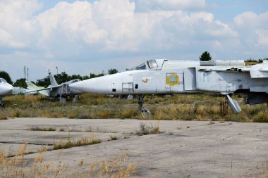 BILA TSERKVA, UKRAINE - 25 AĞUSTOS: 25 Ağustos 2021 tarihinde Ukrayna 'nın Bila Tserkva kentinde sökülen Sukhoi Su-24 süpersonik hava saldırı uçakları. 