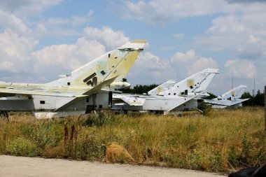 BILA TSERKVA, UKRAINE - 25 AĞUSTOS: 25 Ağustos 2021 'de Ukrayna' nın Bila Tserkva kentinde sökülen Sukhoi Su-24 süpersonik hava saldırısı uçakları. 