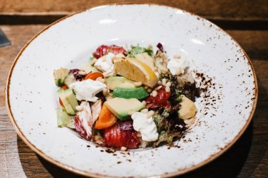 Hindiba, avokado ve feta salatası.