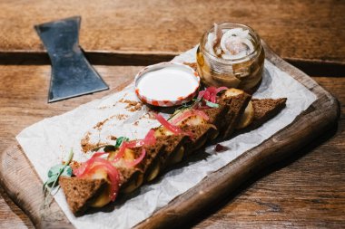 Ringa ve çavdar ekmeğiyle aperatif.