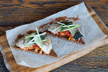 Çavdar ekmeğine uskumru konmuş kanepeler.