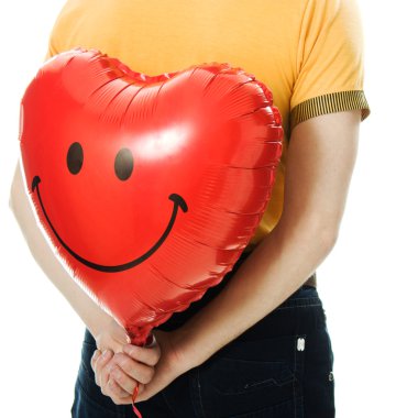 genç adam bir kırmızı kalp şekilli balon holding