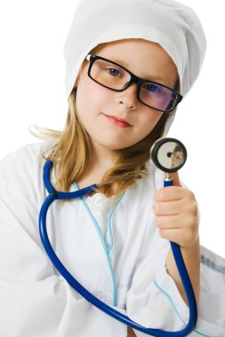 sevimli küçük kız doktor oynuyor