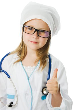 sevimli küçük kız doktor oynuyor