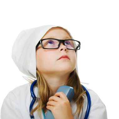 sevimli küçük kız doktor oynuyor