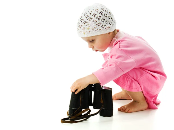 Ragazza in abito rosa con un binocolo — Foto Stock