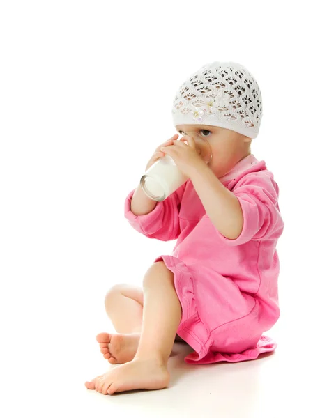 Güzel bir kız bir bardak süt beyaz zemin üzerine izole düzenliyor — Stok fotoğraf