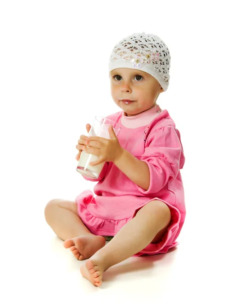 Une jolie petite fille tient un verre de lait isolé sur le fond blanc — Photo