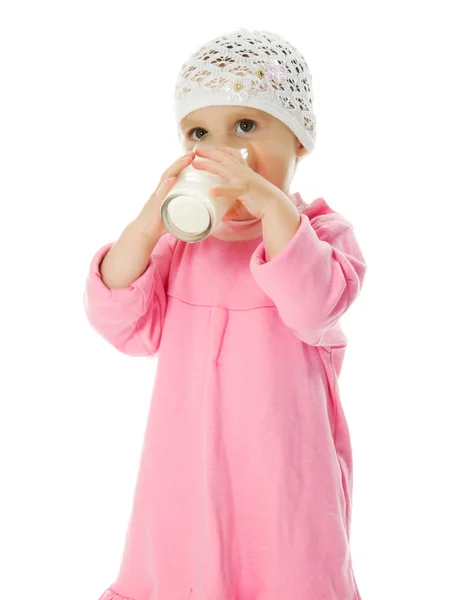 Uma menina bonita está segurando um copo de leite isolado no fundo branco — Fotografia de Stock