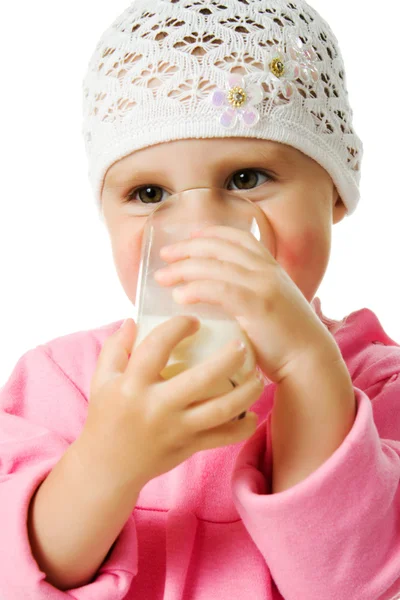 Una niña bonita sostiene un vaso de leche aislado sobre el fondo blanco — Foto de Stock