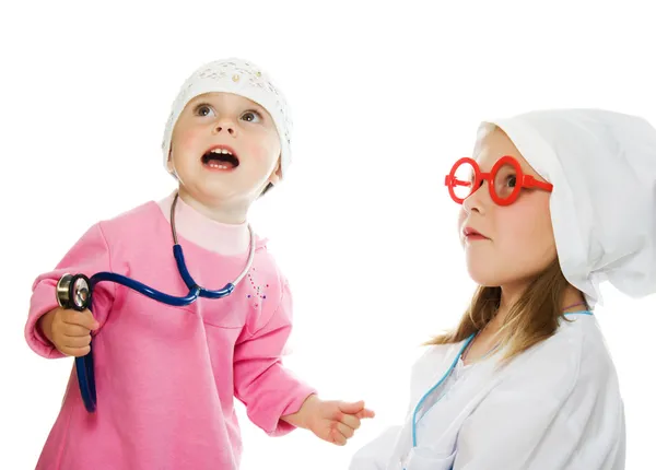 Vrolijke kinderen spelen als arts en patiënt — Stockfoto