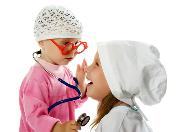 Fröhliche Kinder spielen als Arzt und Patient — Stockfoto