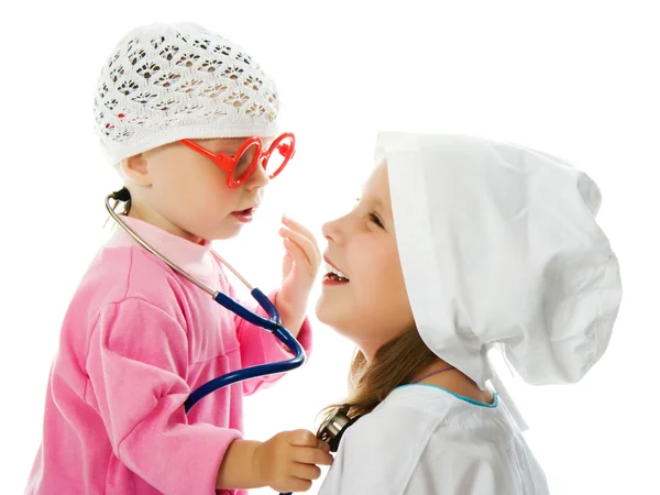 Merry crianças brincando como médico e paciente — Fotografia de Stock