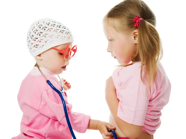 Merry crianças brincando como médico e paciente — Fotografia de Stock