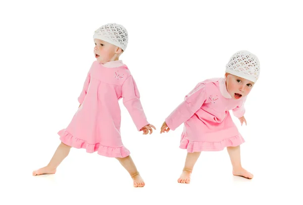 Två små flickor tvillingar rastlös — Stockfoto