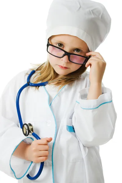 Милая маленькая девочка играет в доктора — стоковое фото