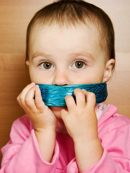 Petit bébé qui regarde péniblement — Photo