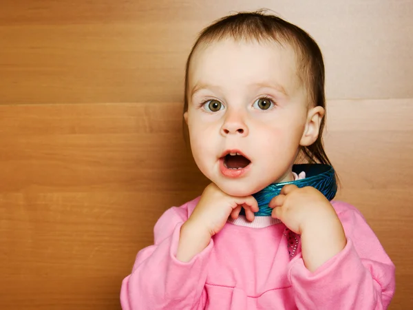 Petit bébé qui regarde péniblement — Photo