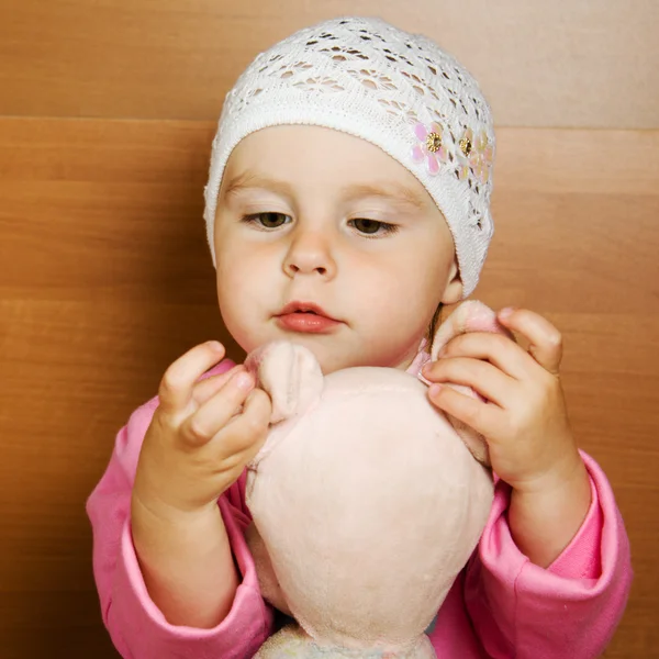 Маленькая девочка с плюшевой игрушкой . — стоковое фото