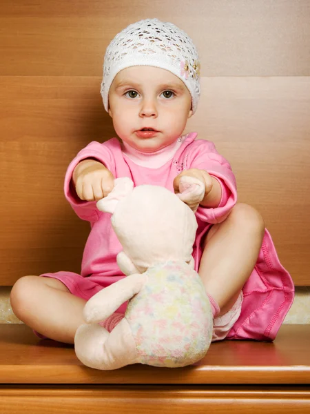 Kleines Mädchen mit Plüschtier. — Stockfoto