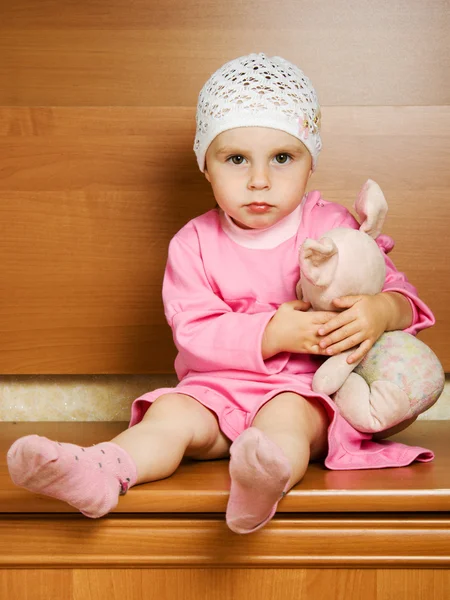 Petite fille avec jouet en peluche . — Photo