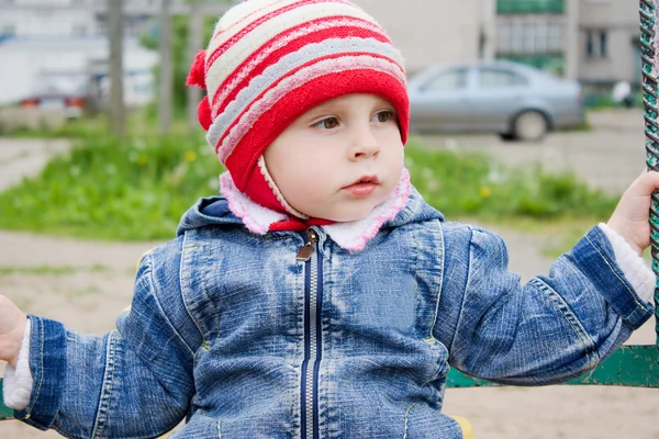 Söt liten baby på gungan — Stockfoto