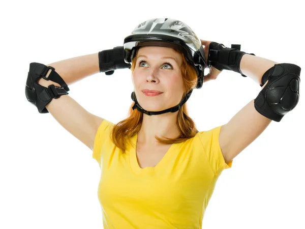 Mooie jonge vrouw op rolschaatsen — Stockfoto