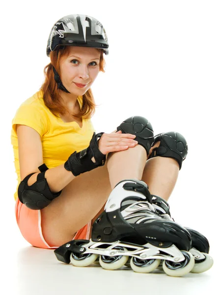 Mooie jonge vrouw op rolschaatsen — Stockfoto