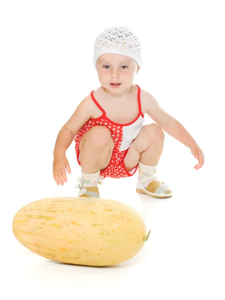 Un adorable bebé jugando felizmente al melón —  Fotos de Stock