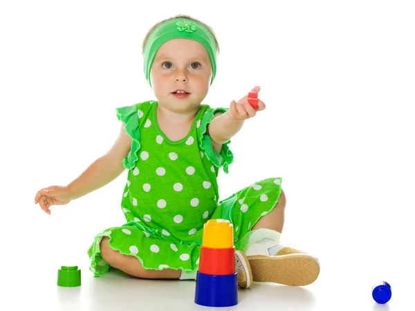 Little girl is playing with toy pyramid — Stockfoto